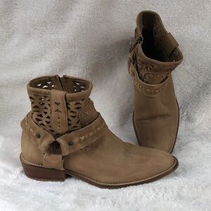 Women's 8 Tan Ankle Boots Muse & Cloud Cut Out Leather design Western